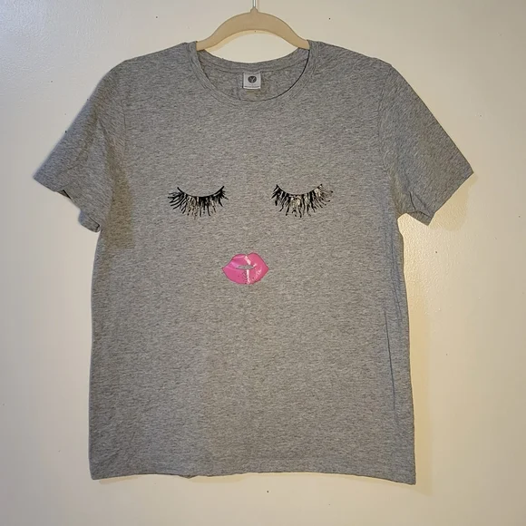 Women's Large Gray Shirt with Pink Lips Eyelashes Fun Makeup Glamour Design - Picture 2 of 6